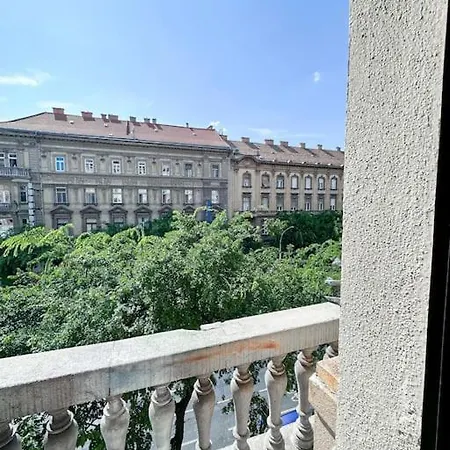 Apartment And Spacious *