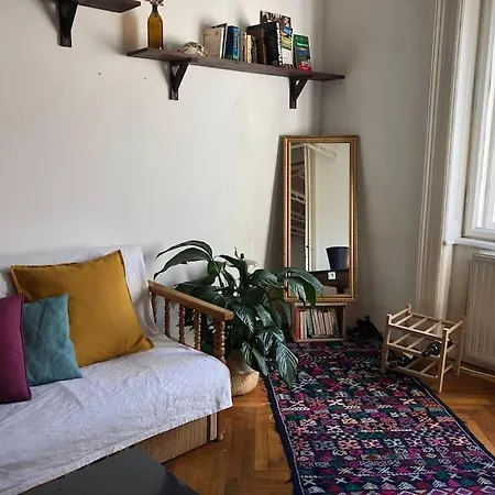 Apartment And Spacious *