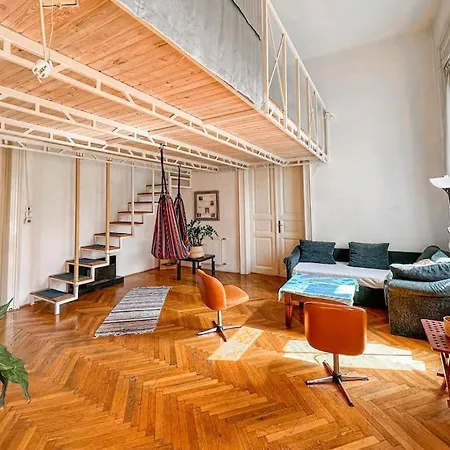 Apartment And Spacious *